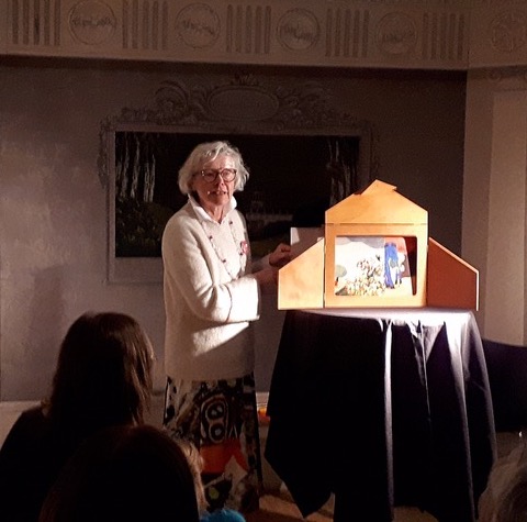 Sigrid di MärchenZeit. Ha sentito parlare di noi durante un corso di formazione sulla promozione della lettura. Ci propone di collaborare a eventi bilingui.