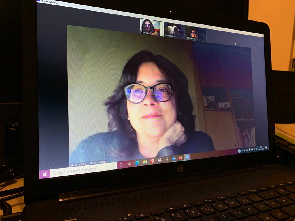 Nei numerosi incontri di videoconferenza iniziamo a prendere confidenza. Sigrid ci parla del lavoro di cantastorie e delle collaborazioni in radio. Ci divertiamo.